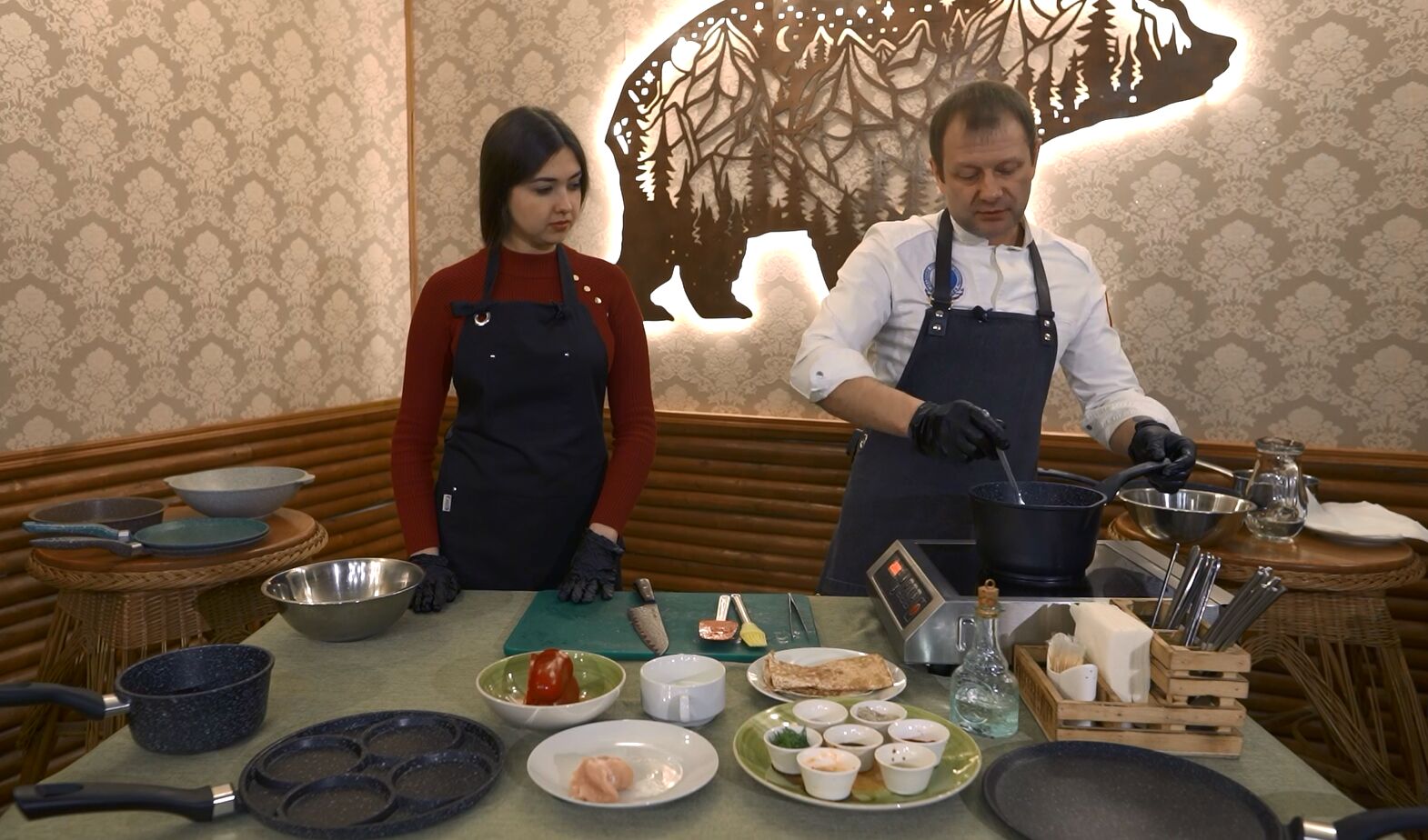 «Вкусные идеи». Шеф-повар Денис Тюрин и наш корреспондент Мария Анисимова готовят суп «Мексикано»