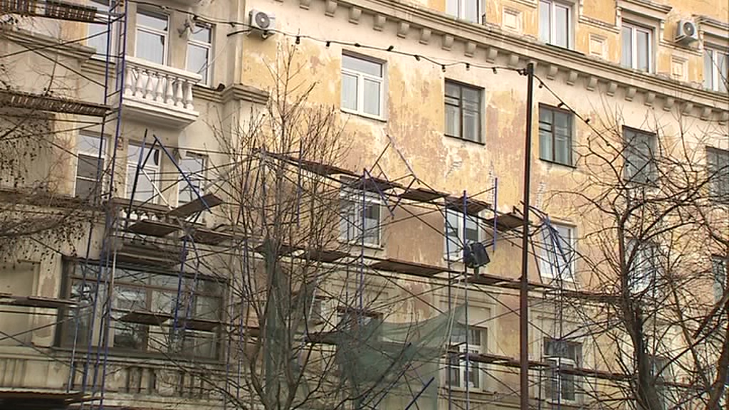 Подрядчик прокомментировал обрушение строительных лесов на улице Советской