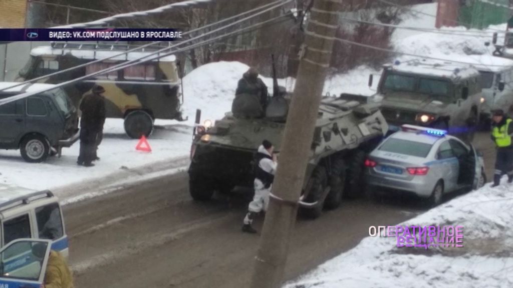 ВИДЕО: В Ярославле машина полиции столкнулась с БТР