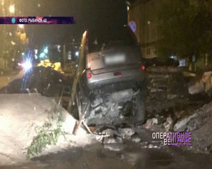 В Рыбинске внедорожник свалился в канаву