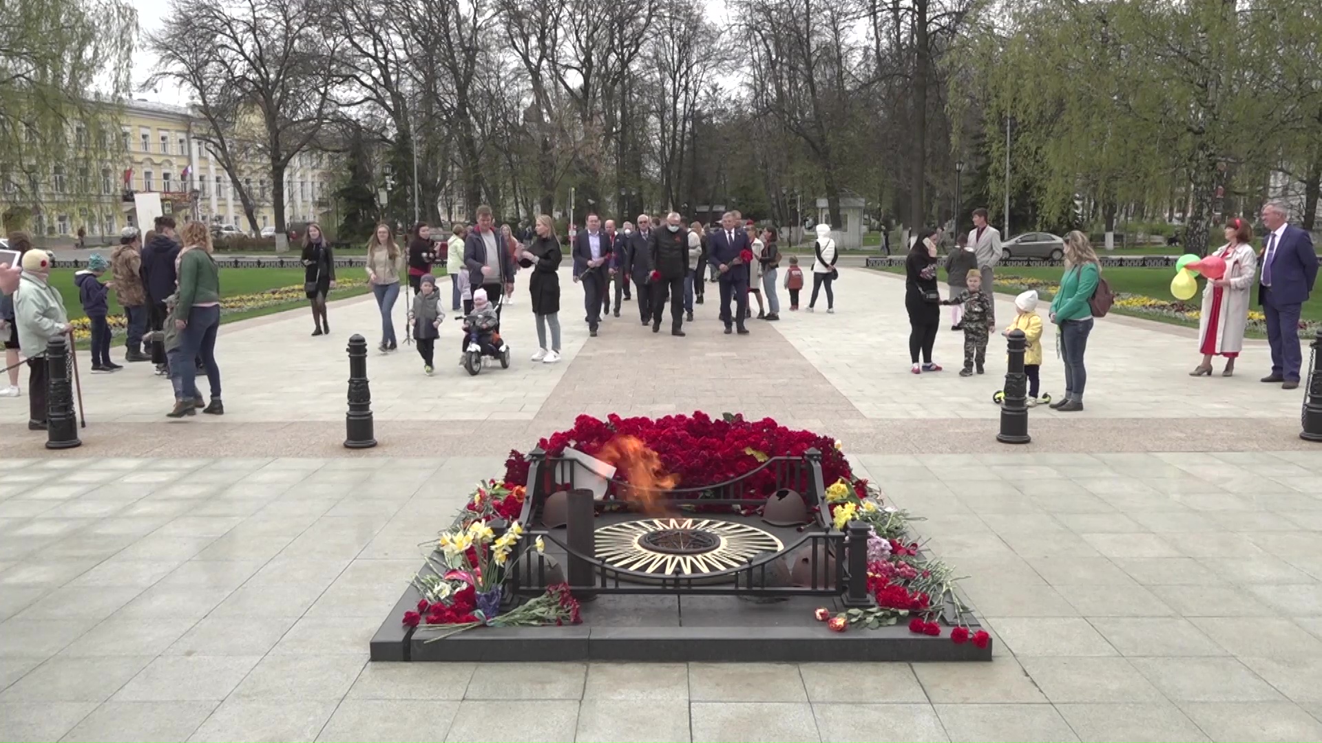 Депутаты облдумы возложили цветы к Вечному огню