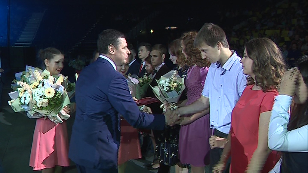 Выпускники области собрались в «Арене 2000» на губернаторском балу