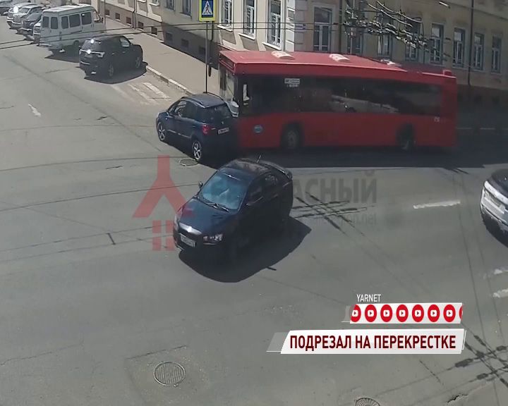 В Ярославле автобус протаранил лихача на «Шкоде»