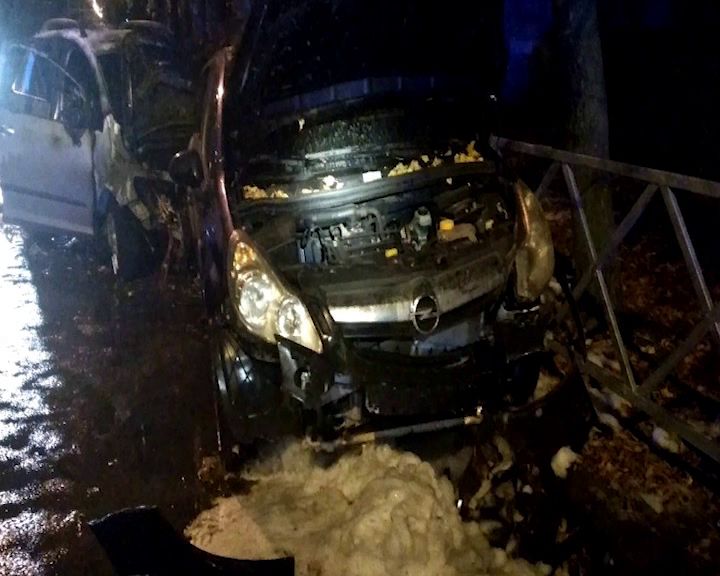 После массового ДТП на Нефтяников одна из машин загорелась