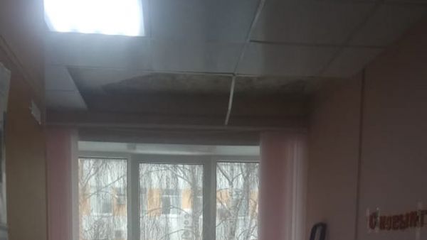 Восстановить помещение детской больницы после обвала потолка обещают за неделю