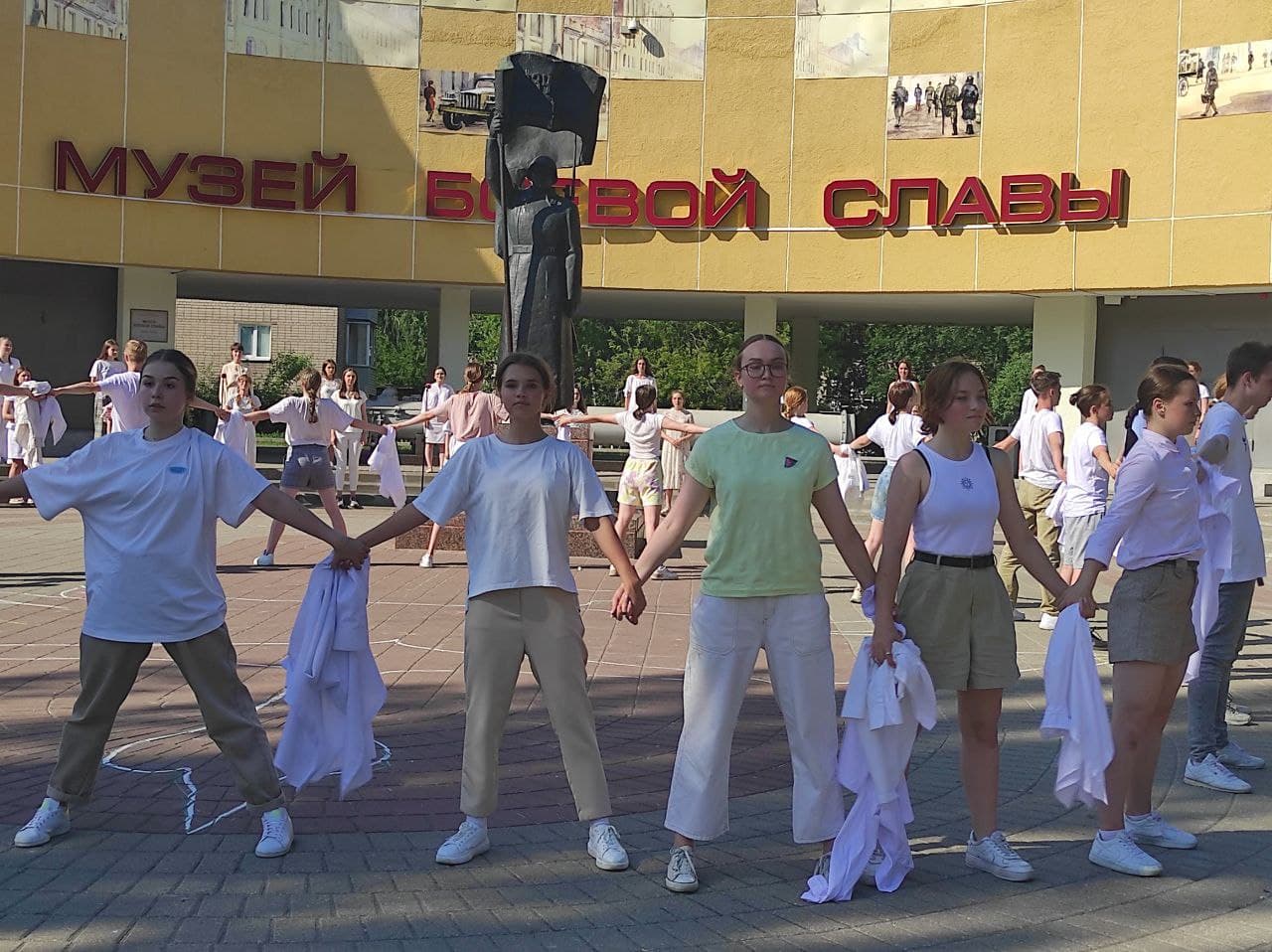 У музея боевой славы ярославцы хором исполнили песню «Аист на крыше»