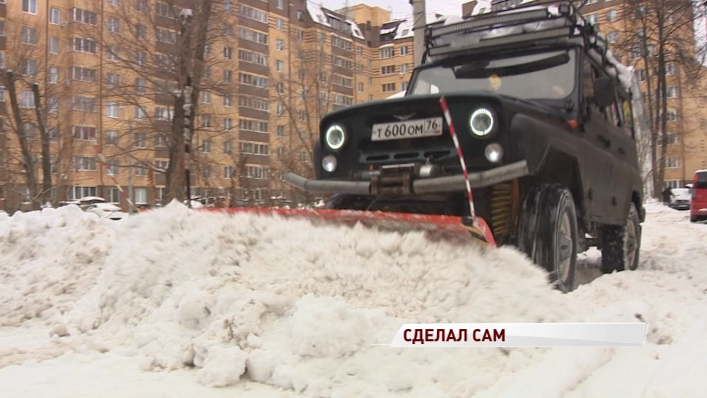 Ярославец не дождался коммунальщиков и сам начал чистить снег на своем «УАЗе»