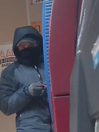 Появилась фотография мужчины, которого подозревают во вскрытии банкомата и терминала в Ярославле