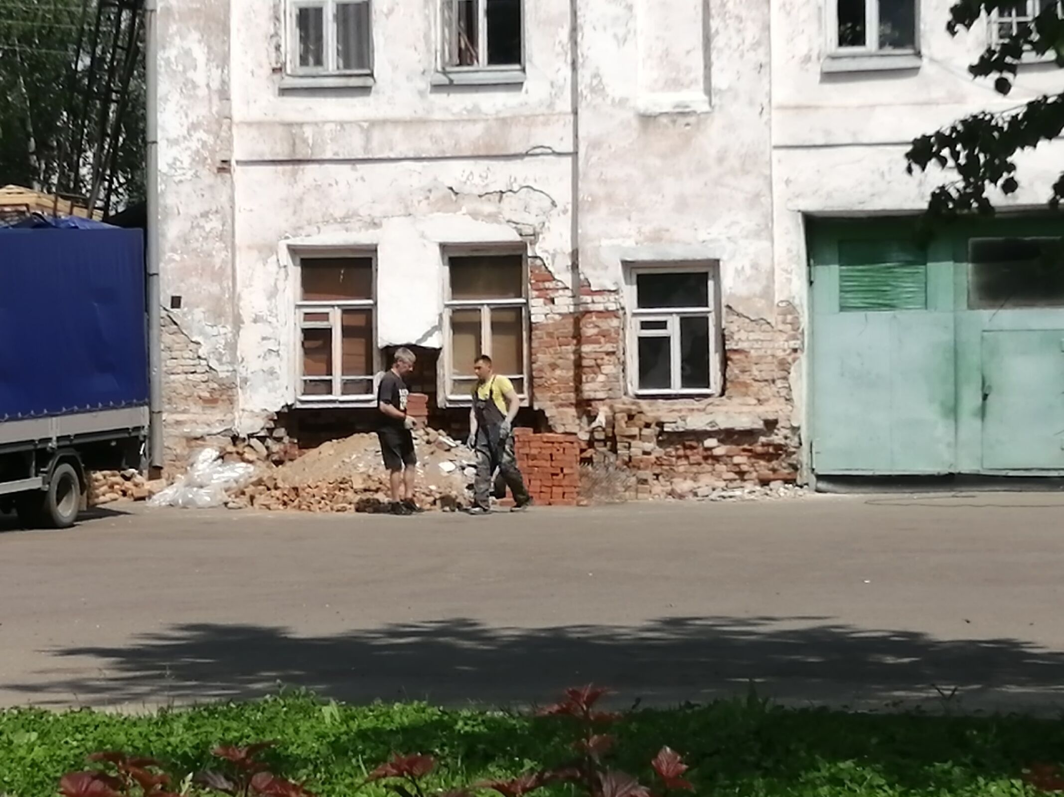 В Ярославской области рухнула стена пожарной части