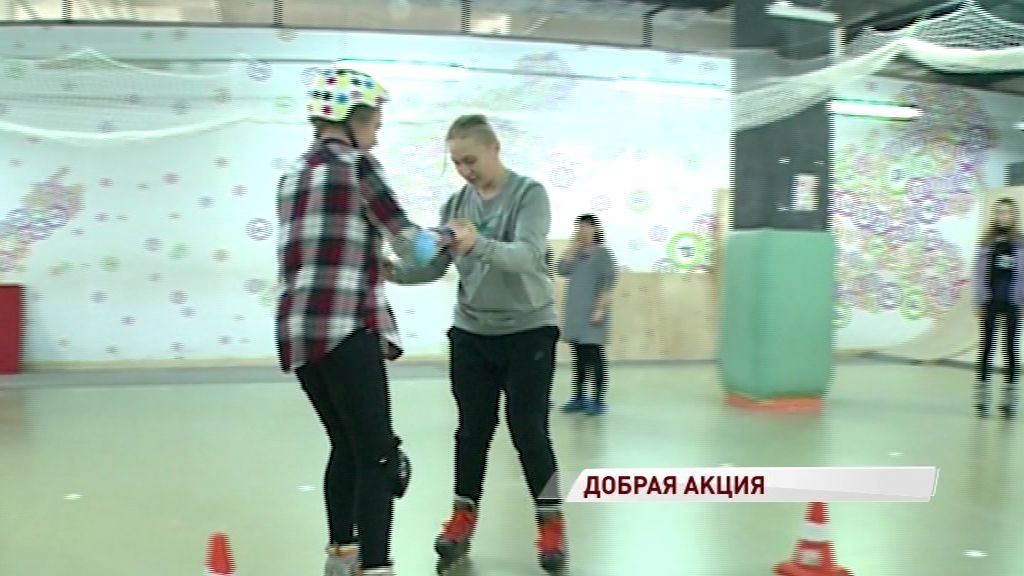 Ребят с ограниченными возможностями здоровья учили кататься на роликах