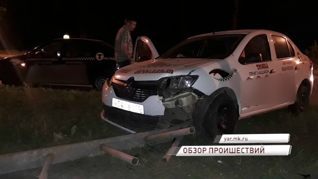 Две машины такси не смогли разъехаться на проспекте Авиаторов