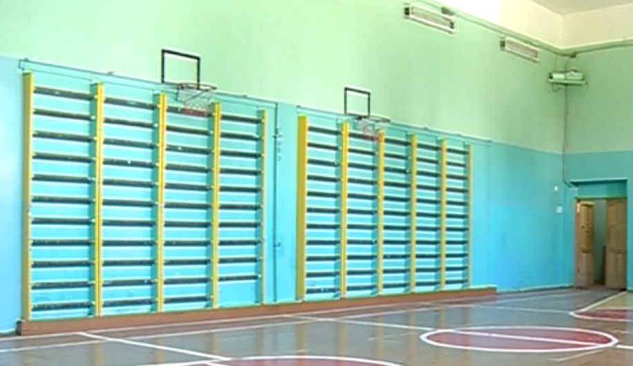 Травмирующий кувырок: школьница сломала позвоночник на уроке физкультуры