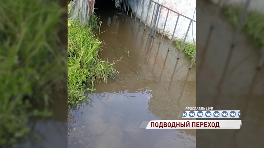 Подводный переход: жителям Кармановского приходилось добираться до остановки почти вплавь