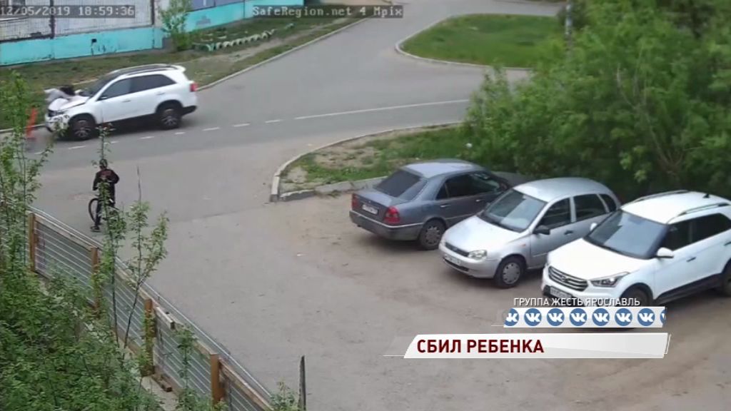 ВИДЕО: школьник на велосипеде попал под колеса легковушки