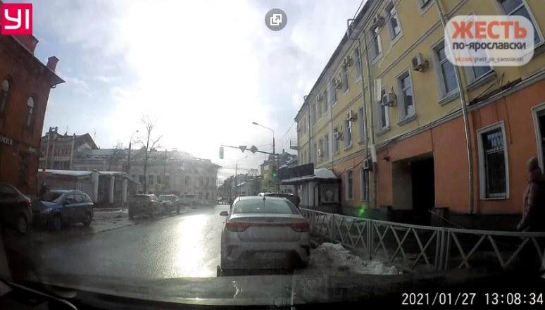 По Сети распространилось видео, как в центре Ярославля снежные глыбы с крыши рухнули на тротуар рядом с прохожими