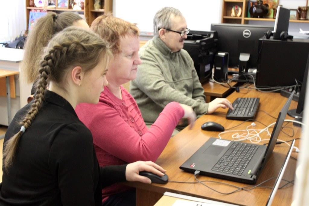 Воспитанники детского дома в Ярославле помогают пожилым освоить компьютер