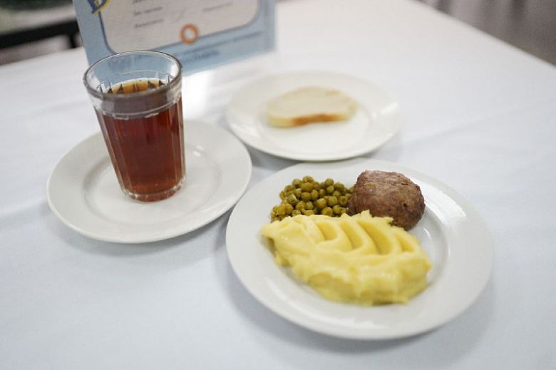 Родители попробовали школьную еду на дне открытых дверей: вкусно ли было