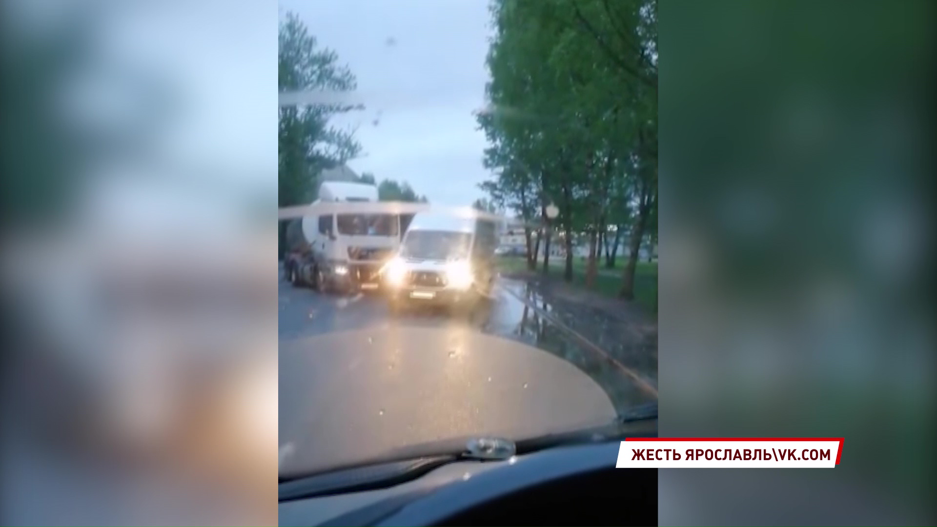 В Ярославле иномарка влетела в большегруз