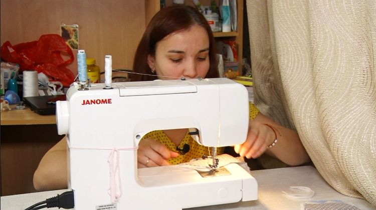 Ярославна показала, как сшить маску самостоятельно: видеоурок