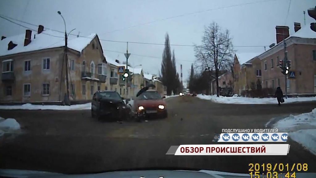 ВИДЕО: после столкновения на перекрестке обломки от машин разлетелись в разные стороны