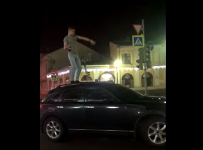 Припарковался у мэрии, устроил фонтан из шампанского и разделся: в сети появилось эпатажное видео