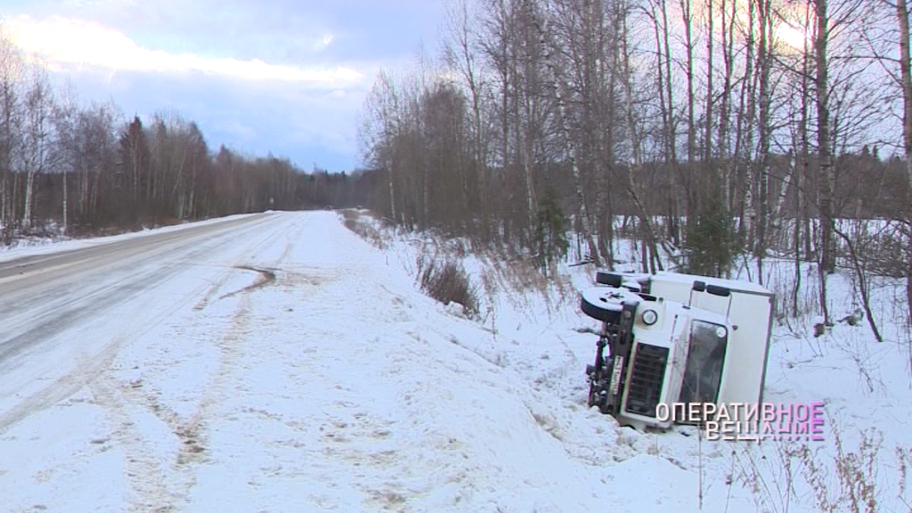 На трассе Ярославль-Углич у деревни Ильицино грузовик вылетел в кювет