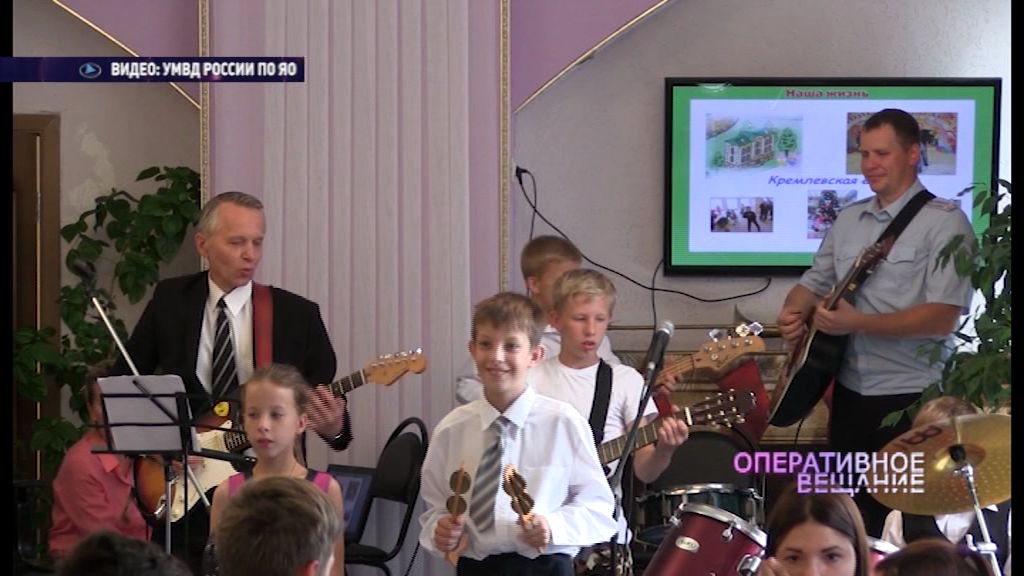 Ансамбль УМВД выступил перед воспитанниками детского дома