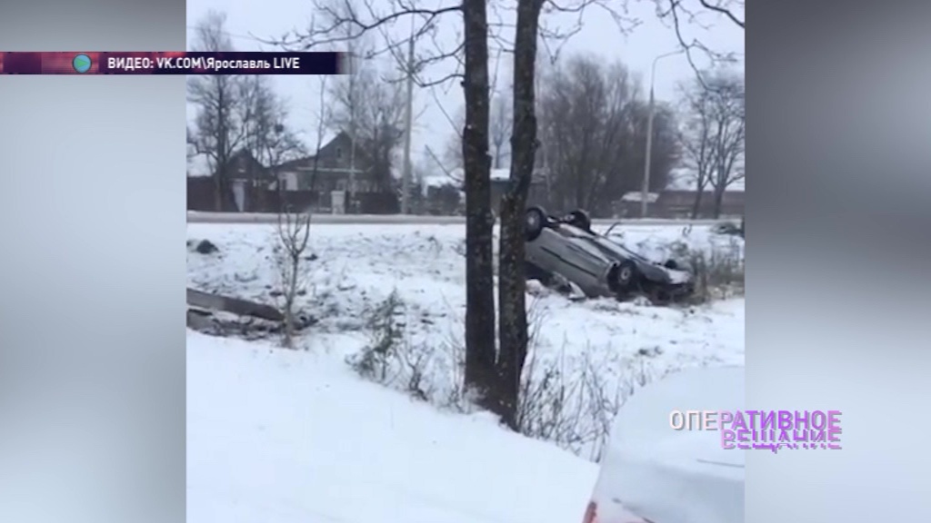 В поселке Григорьевском легковушка на полном ходу врезалась в столб