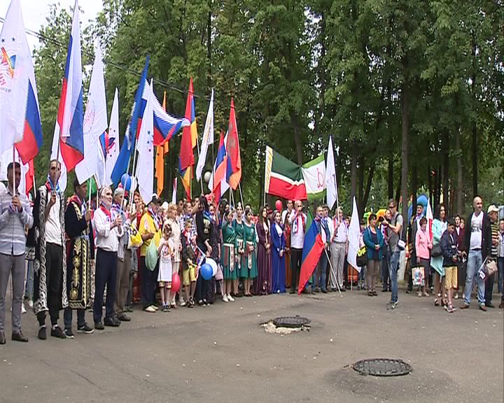 В День России более 300 человек в национальных костюмах прошлись по центру Ярославля