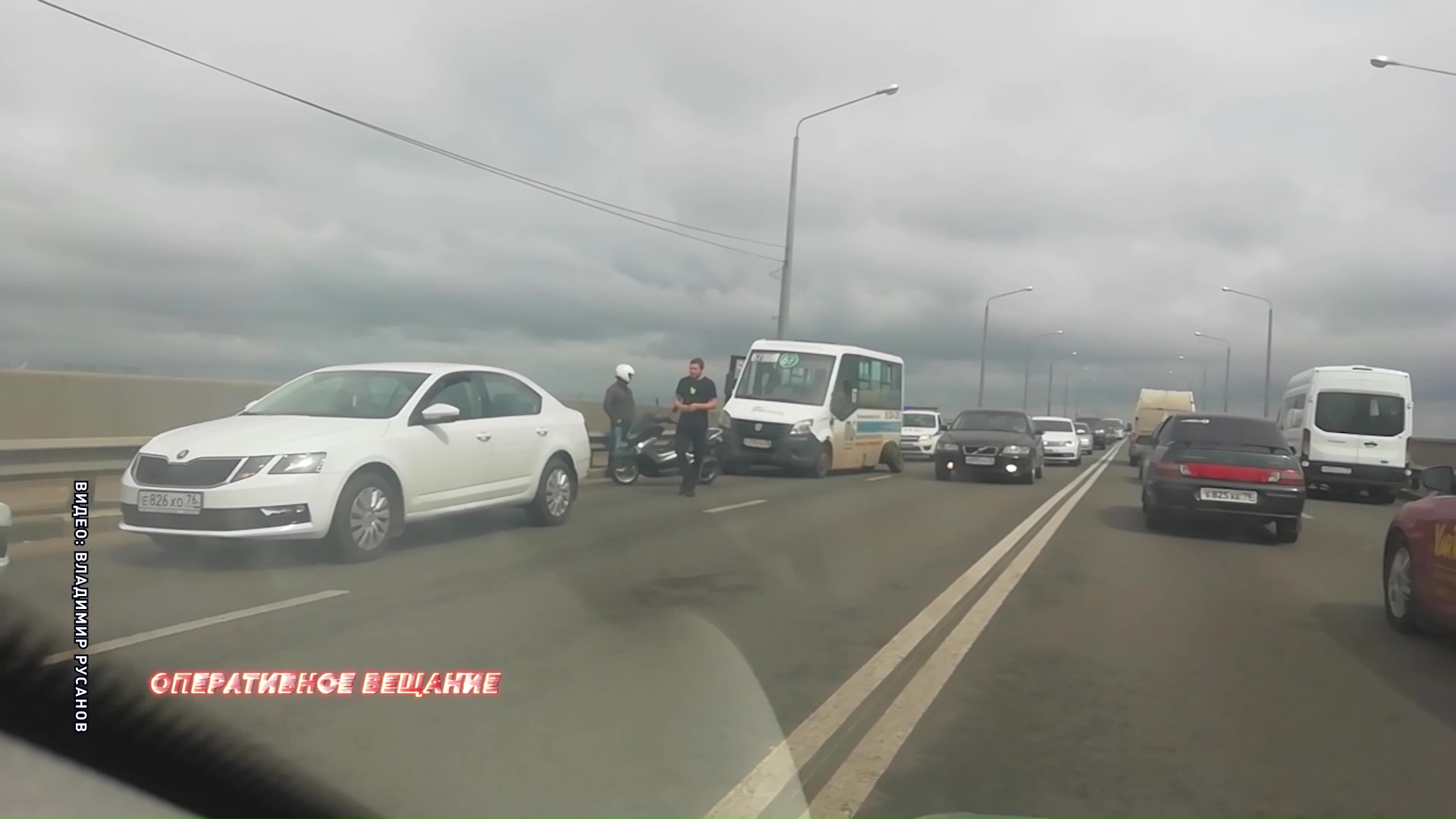 На Октябрьском мосту маршрутка потеряла колесо прямо на ходу