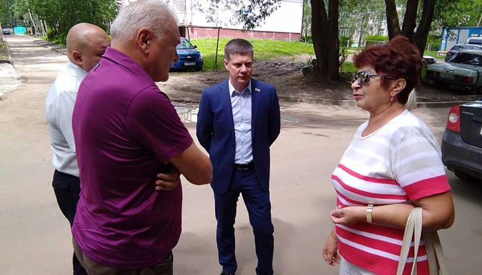 Депутаты проверили ход благоустройства во дворах по программе «Решаем вместе!»