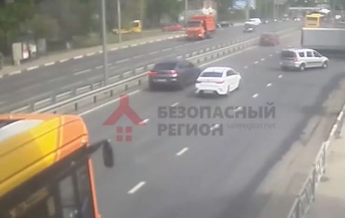 Момент массового ДТП на Московском проспекте попал на камеру наблюдения