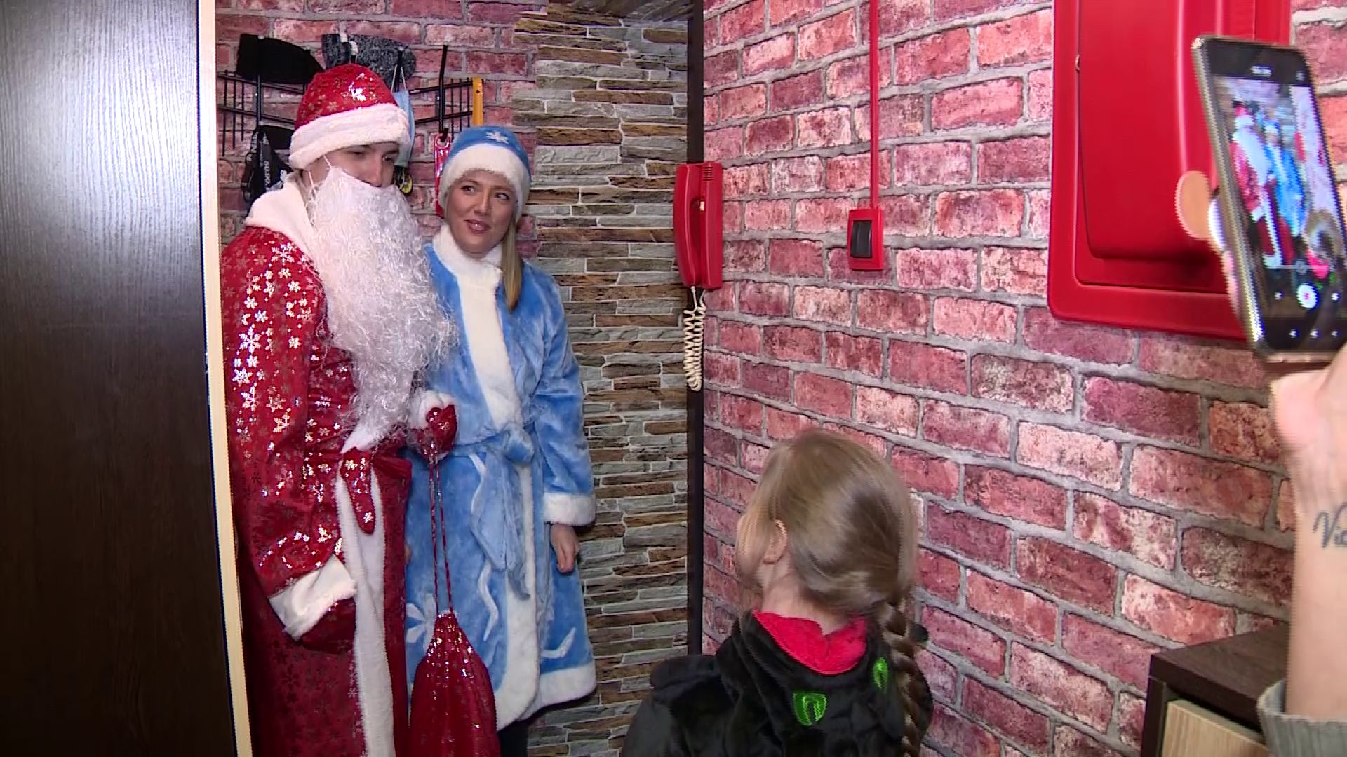 Волонтеры в костюмах Деда Мороза и Снегурочки развозят подарки по квартирам детей врачей