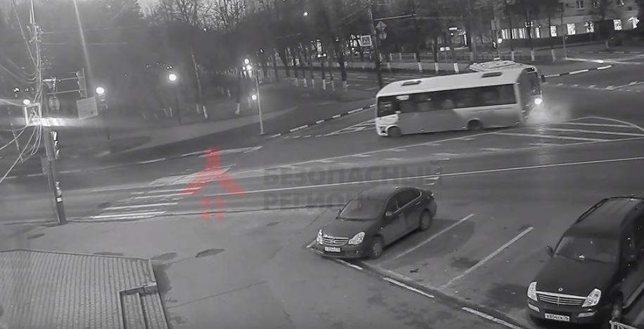 На проспекте Ленина автобус протаранил маршрутку: что с пассажирами