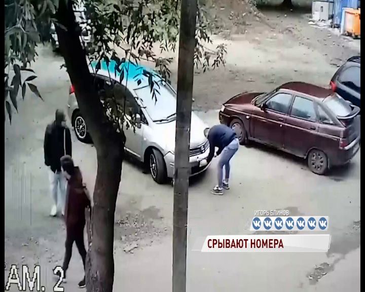 Малолетние хулиганы отрывали номера у машин в Ярославле