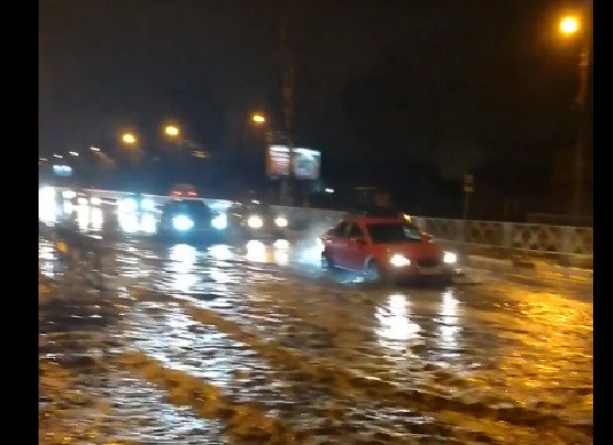 Проспект Авиатором затопило из-за аварии на водопроводе
