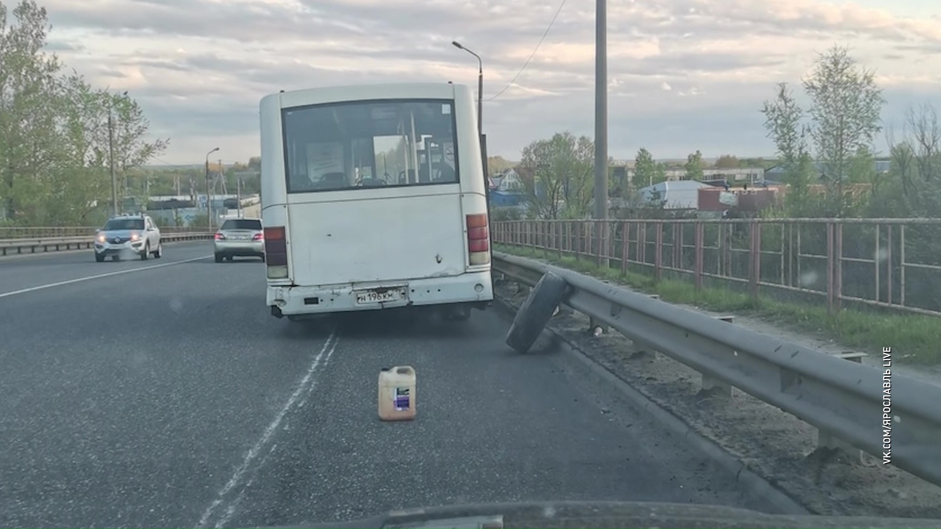 В Ярославле пассажирский автобус на ходу потерял колесо