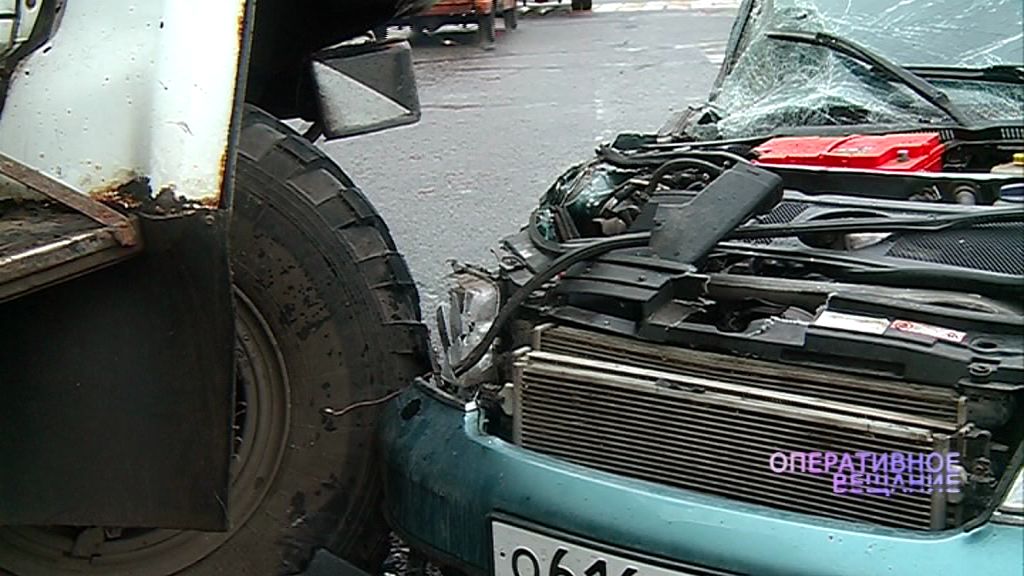 Недалеко от деревни Чурилково столкнулись грузовик и легковушка