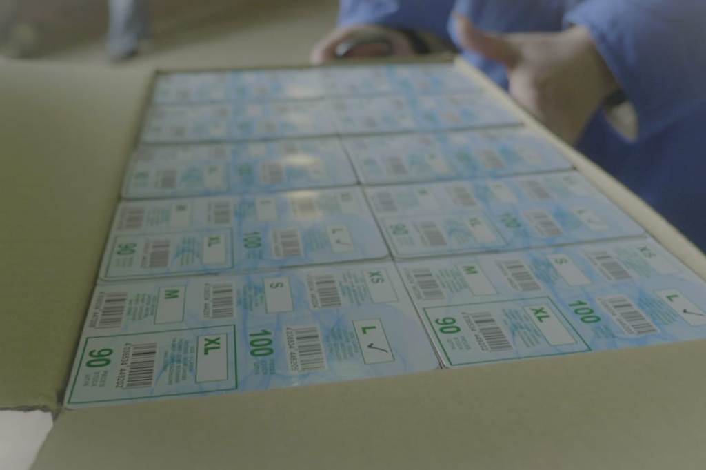 Более двух тонн медицинских перчаток получили ярославские медики