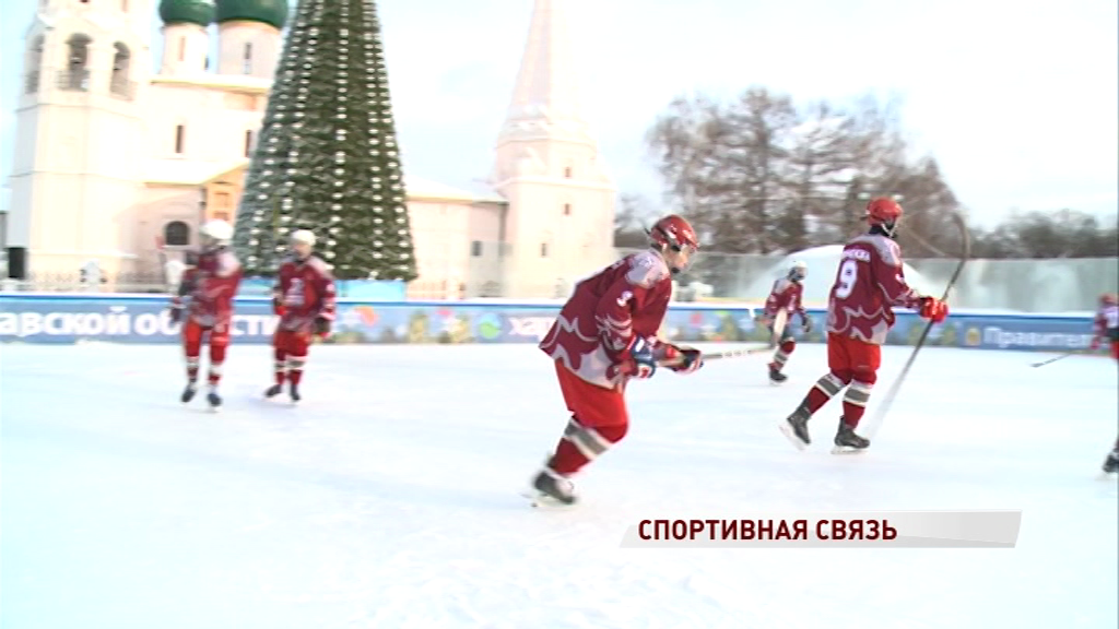 На Советской площади прошел товарищеский хоккейный матч с москвичами