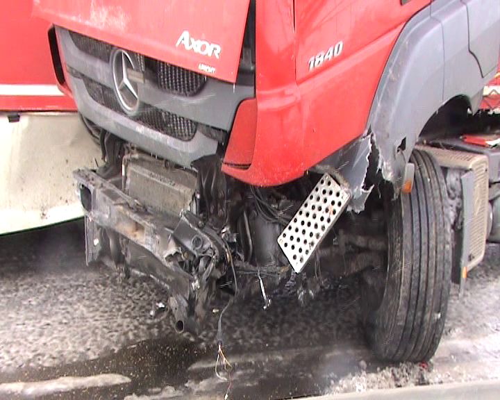 На Суринском путепроводе груженая фура влетела в ограждение