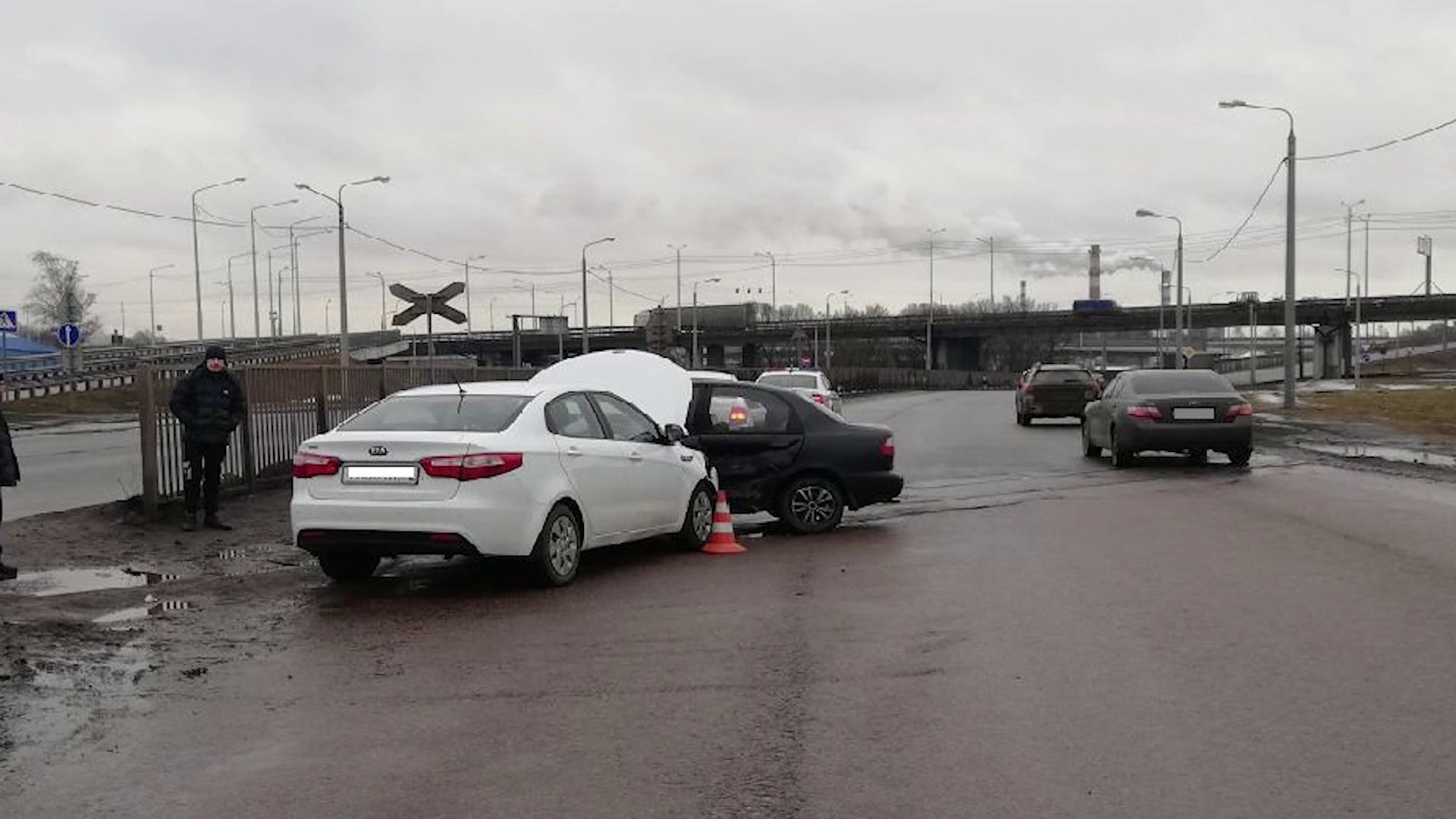 На Промышленном шоссе две иномарки не смогли разъехаться