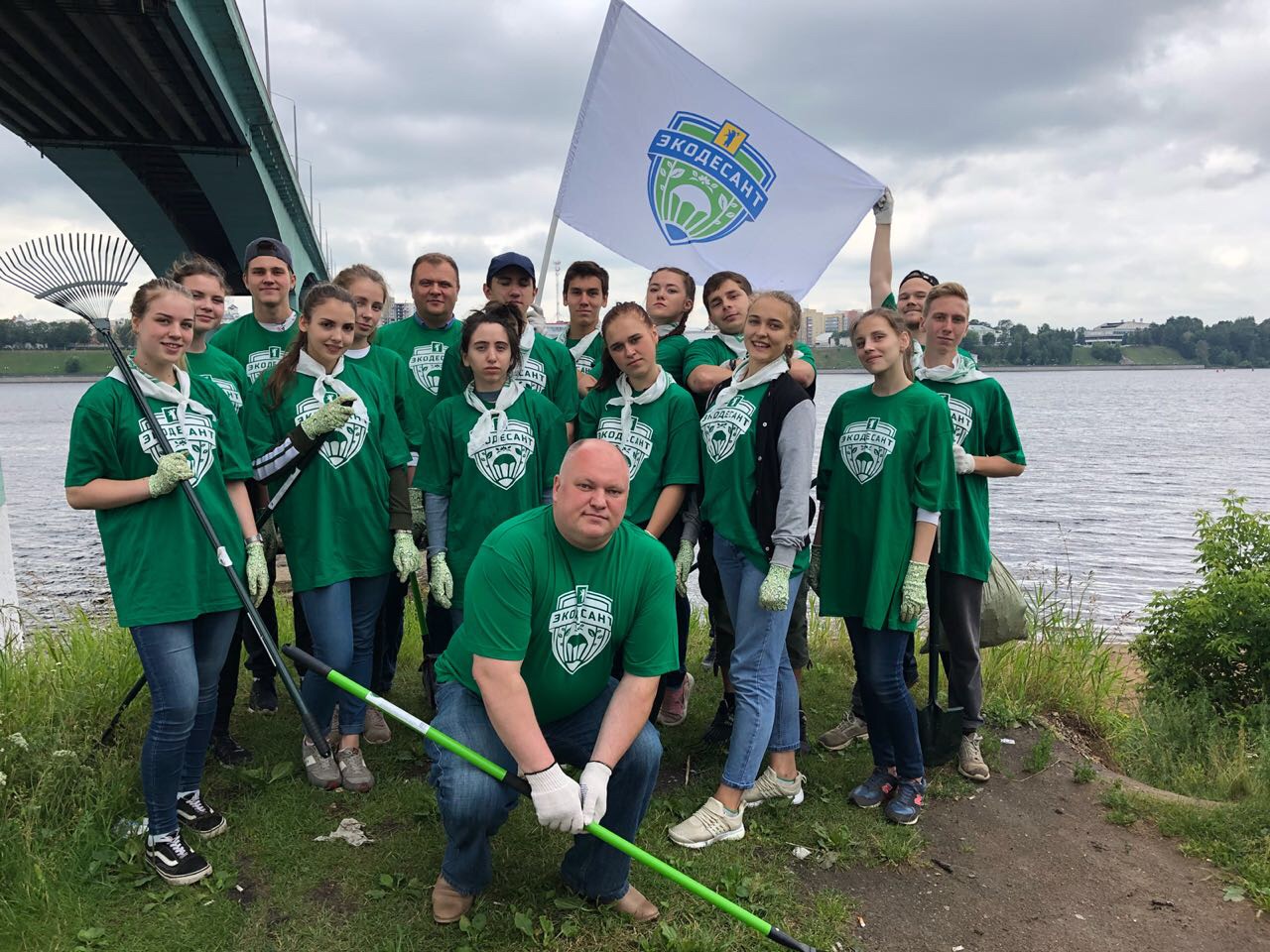 Волонтеры «Экодесанта» очистили Тверицкий пляж от мусора