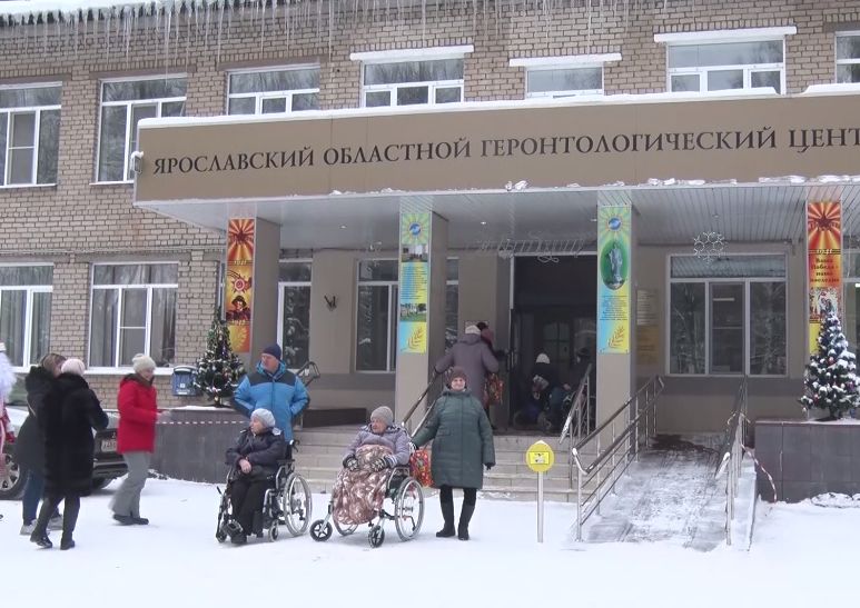 В преддверии новогодних праздников ярославские волонтеры поздравляют пенсионеров