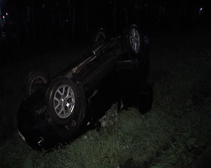 На выезде из Ярославля иномарка вылетела с дороги и перевернулась на крышу