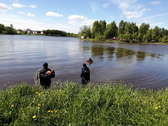 Водолазы обследовали дно на Центральном пляже Ярославля перед купальным сезоном