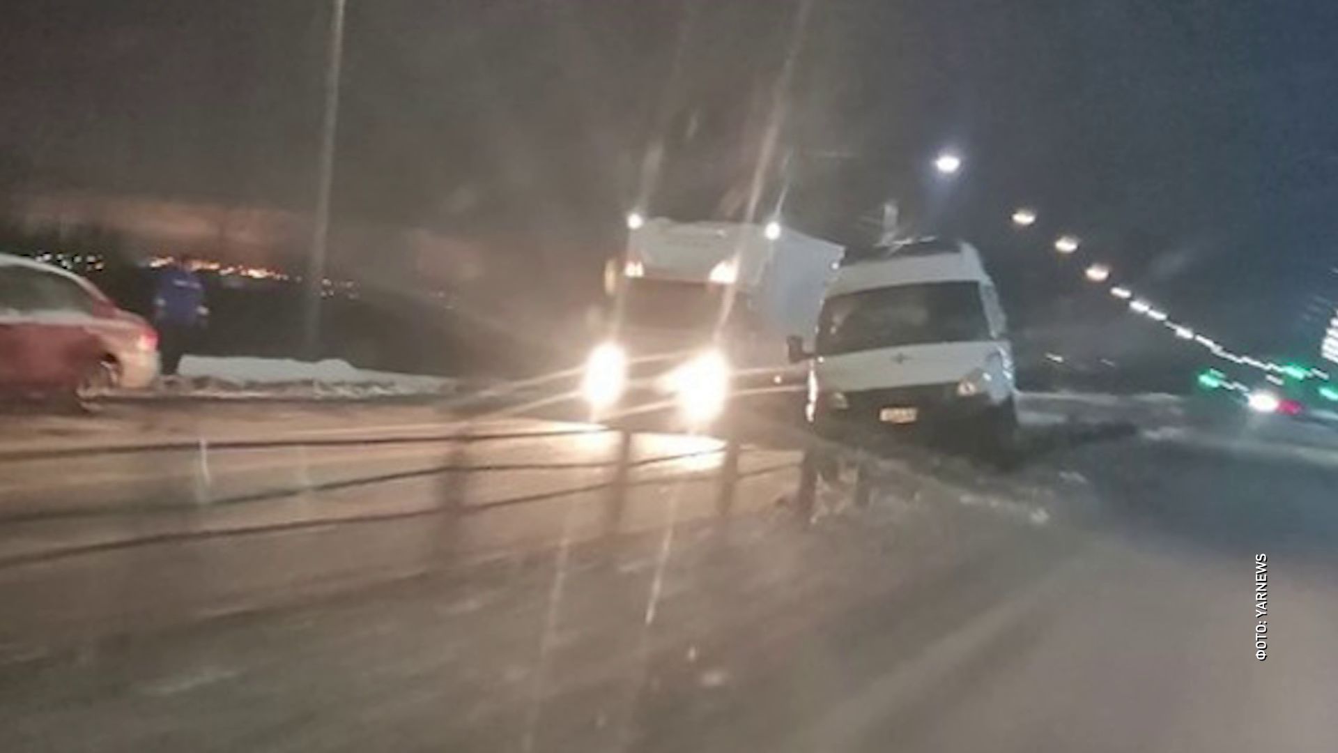 На ЮЗОД машина скорой помощи повисла на тросовом ограждении