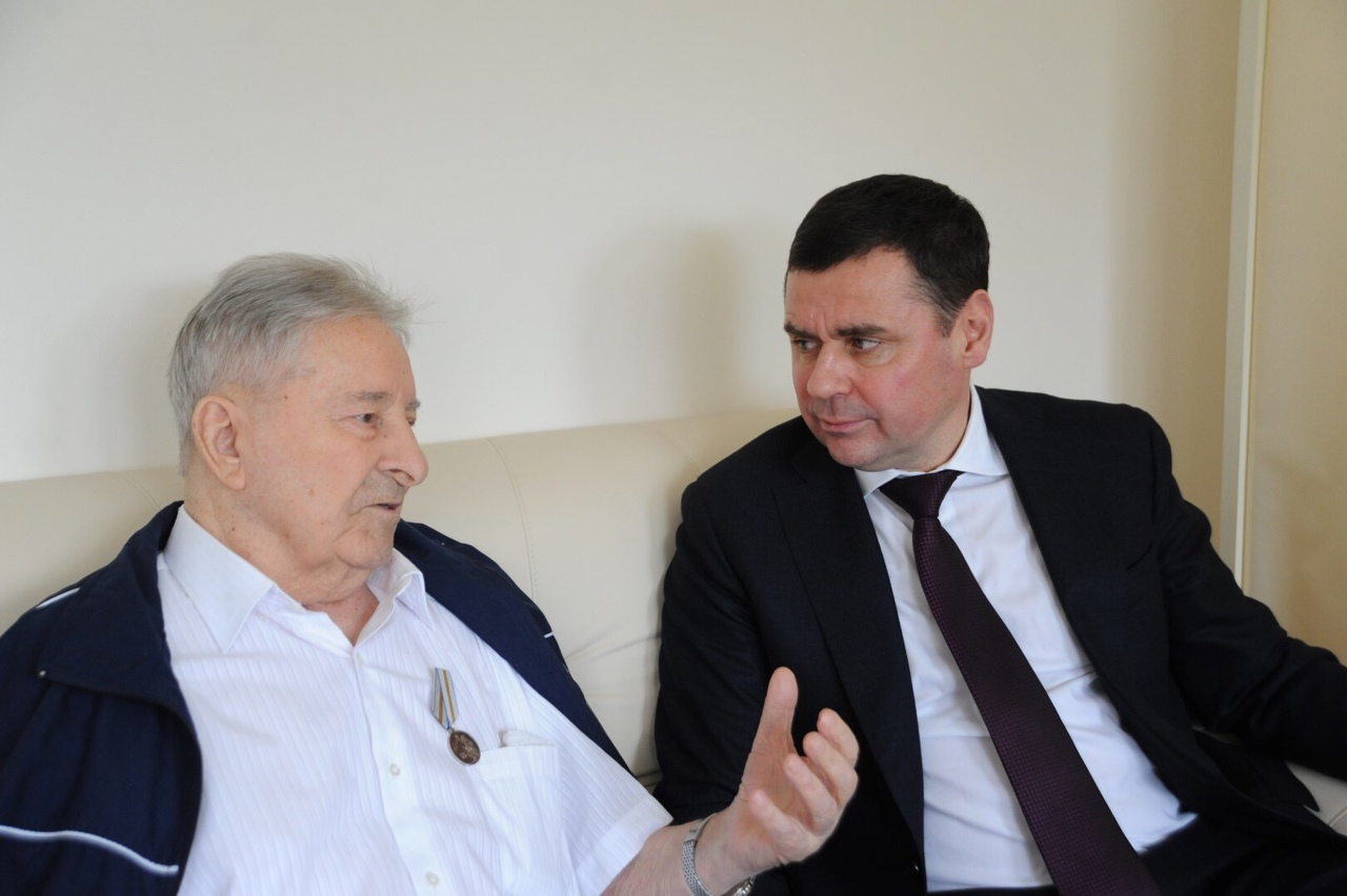 Дмитрий Миронов навестил в больнице ветерана и поздравил его с Днем защитника Отечества