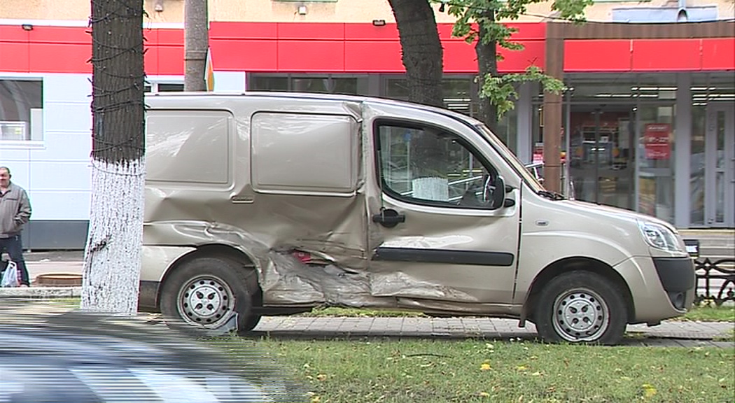 В Ярославле легковушка и минивэн не поделили дорогу: трое пострадавших