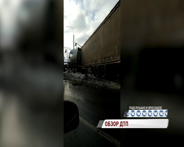 В Ярославском районе фура снесла светофор